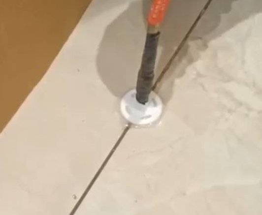 上思瓷砖空鼓维修公司专业解答瓷砖在铺贴过程中，如果没有涂抹均匀到位的粘结材料（如水泥砂浆或瓷砖胶），可能会导致以下问题
