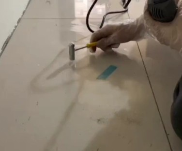 上思瓷砖开裂维修公司专业分享瓷砖在铺贴前如果没有沥干水分，将会导致以下问题