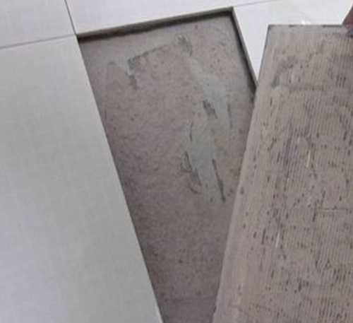 上思瓷砖空鼓维修公司分享瓷砖铺贴时如果打浆（即涂抹在瓷砖背面和基层上的砂浆或瓷砖胶）过少，会带来以下问题